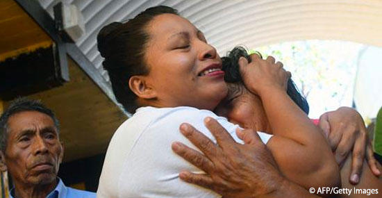 エルサルバドル：死産で投獄された女性が自由の身に 