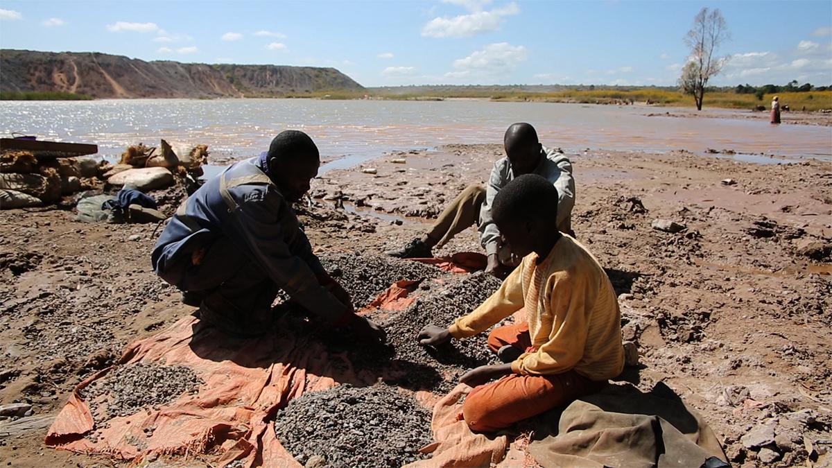 コンゴ民主共和国のコバルト鉱山採掘現場での児童労働の実態